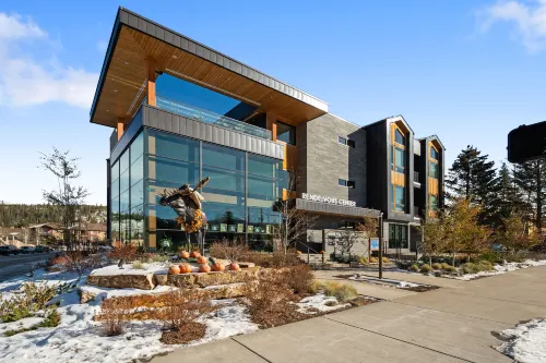 Covered Patio and Community Hot Tub - Stunning Mountain Haven Hotel a Grand County