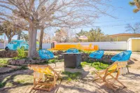 Funky Selfie Museum and Hot Tub Oasis - Captivating Retreat Hotel di Yucca Valley