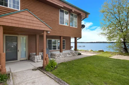 Stunning Lake Views and Shared Hot Tub - Serene Cottage Escape Отели в г. Файф Лейк