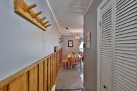 Seasonal Outdoor Pool and Forest Views - Cozy Charming Retreat Hotels in Killington
