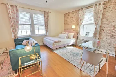 Charming Downtown Studio - Walkable to Local Dining Hotels in Knox County