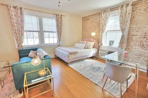 Bright Midtown Studio with Historic Character - Charming Floral Oasis Các khách sạn ở Knox County