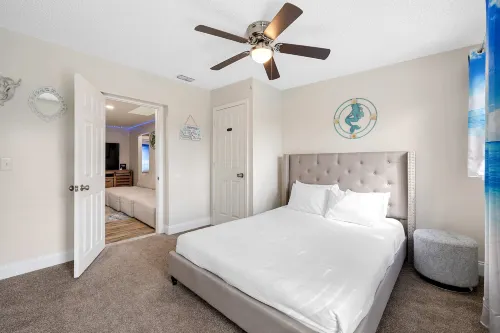 Private Pool, Fire Pit and Spacious Backyard Retreat - Charming Oasis Hotels in Pinellas Park