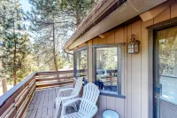 Dog-Friendly home with fireplace, washer/ dryer & deck - near shops & dining Hotel a Running Springs
