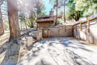 Dog-Friendly home with fireplace, washer/ dryer & deck - near shops & dining Hotel a Running Springs
