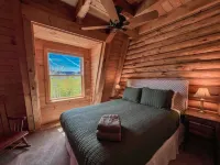 Hot Tub and Scenic Outdoor Bar - Charming Rustic Haven