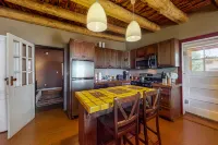 Luxe 2-Unit Hideaway: Suite & Casita w/ Full Kitchens - Walk to Dining, Dogs OK Hotels in Ranchos de Taos