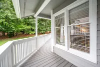 Inviting Cottage with Cozy Ambiance and Patio - Charming Retreat