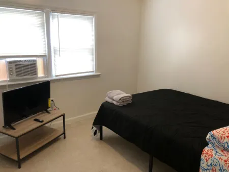 Private 3 Bedroom and 1 Bathroom House with Direct NYC Manhattan Train a 15 Minute Walk Away