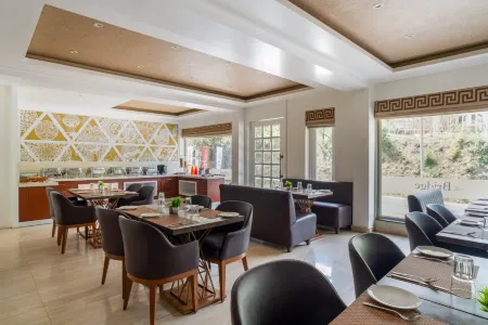 Clarks Residences Bhowali Отели рядом с достопримечательностью «Shree Kainchi Hanuman Mandir»