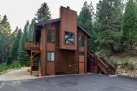 Modern cabin w/beautiful views, private gas grill, W/D, and wood fireplace Hotels near Camp Green Meadows