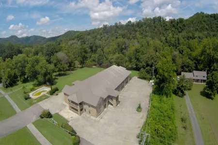 Cades Cove Landing Condo-Little River Loft Отели в г. Таунсенд