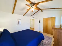 Cozy Patio Retreat with Fire Pit and Open Living Space - Charming Bungalow Hotels in Jacksonville