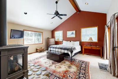 Lake Tahoe Cabin with Hot Tub, Private Studio, Garage & Yard - Near Resorts