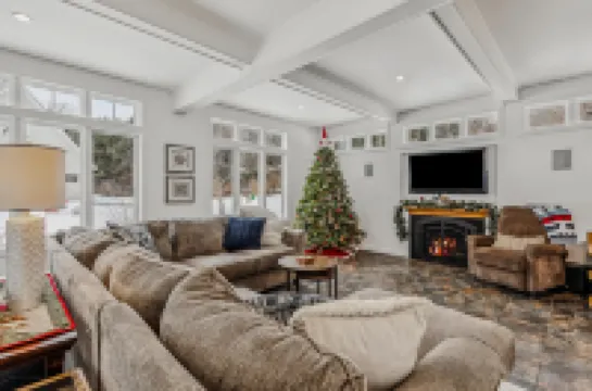 Hot Tub and Spacious Living Areas - Luxurious Cozy Haven