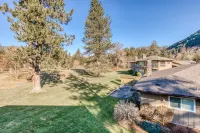 Mountain-view condo on the golf course with WiFi, private W/D & gas grill
