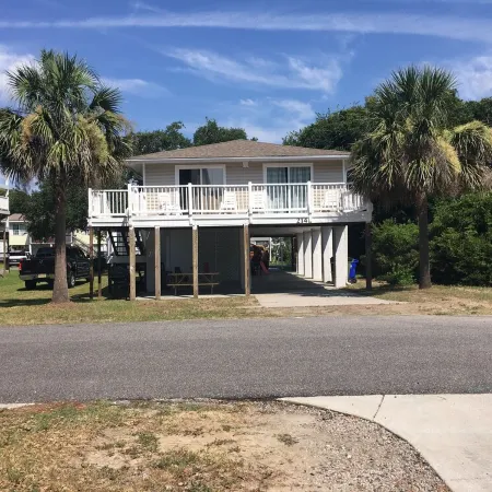 Captain Jack's 3BR/3BA 50 ft From Beach Sleeps 9