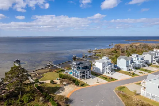 Stunning Views and Private Pool - Luxurious Waterfront Oasis