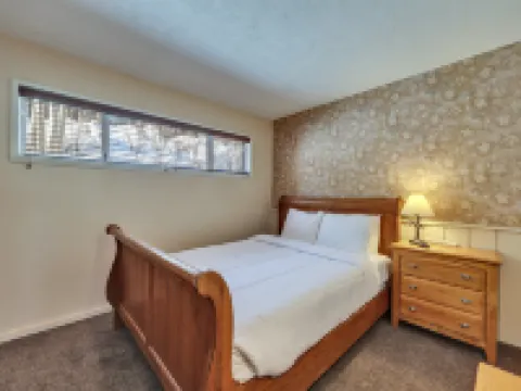 Cozy Comfort and Mountain Adventure - Charming Retreat