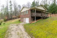 Hot Tub, WiFi, Satellite - Family Home - Carrie's Cottage - Red River Gorge, Kentucky! Hotels in Campton