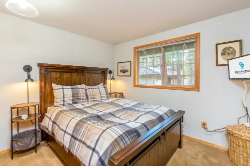 Hot Tub and Enclosed Deck - Cozy Sunriver Retreat