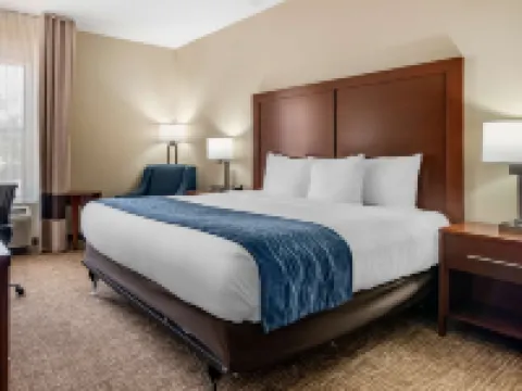 Comfort Inn & Suites Junction City - Near Fort Riley Hotels in Junction City
