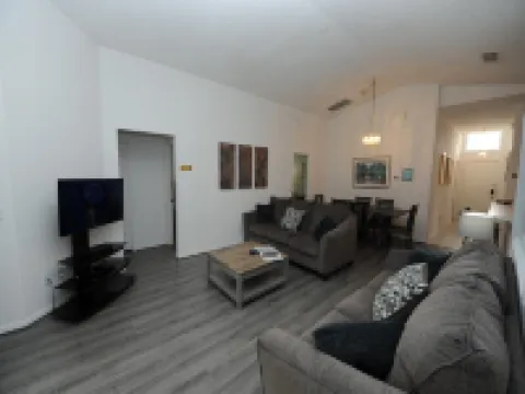 Private Pool and Modern Elegance - Spacious Family Sanctuary