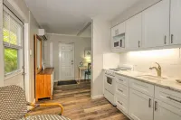 Luxurious Coastal Cottage with Outdoor Patio Hotels in Sanibel