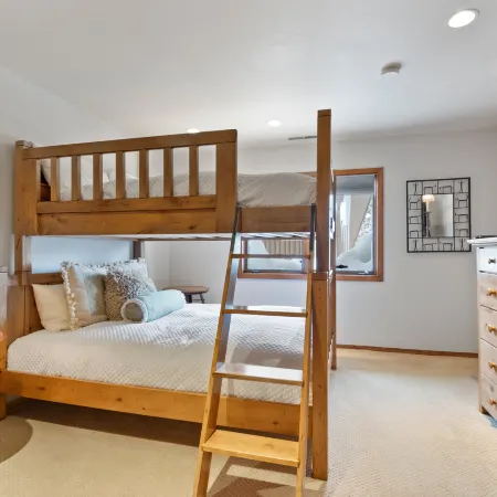 Updated Deer Valley Townhome, Balcony, Private Hot Tub, Nearby Trails for Hiking, Mountain Biking