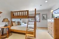 Updated Deer Valley Townhome, Balcony, Private Hot Tub, Nearby Trails for Hiking, Mountain Biking