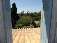 3-bedroom village house, garden, terrace. Ideal for families and friends! Hotels in Montreal