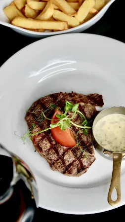 Coach & Horses Hotel Отели в г. Коедкернью