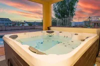"Lake Lounge" w/Pool & Spa 5 mins from Lake Mohave