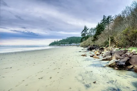 Spacious Living Area and Kitchenette - Charming Coastal Retreat Отели в г. Нетартс