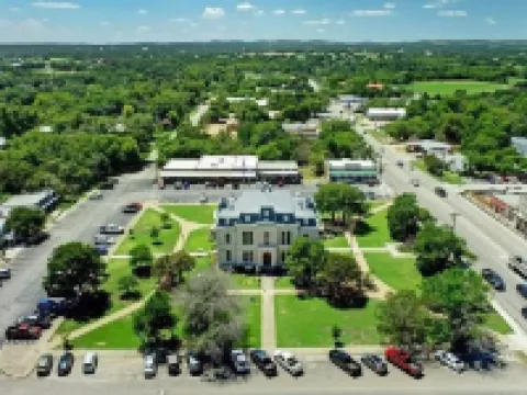 8b 4b nearby pool, Blanco, wine trail, town sq ブランコのホテル