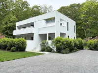 Newly Renovated Modern East Hampton Home / Pets Welcome
