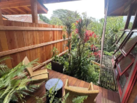 Tree Top Suite- Beautiful walk to Hanalei Bay Hotels in Princeville