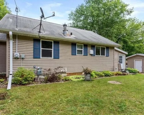 Chute Pond Chalet: Charming 4-Bed Lakefront Cottage on Chute Pond 芒廷酒店