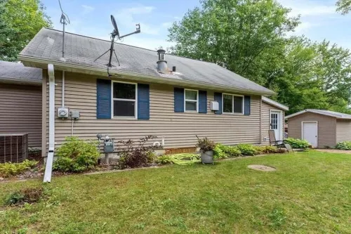 Chute Pond Chalet: Charming 4-Bed Lakefront Cottage on Chute Pond Hotels in Mountain