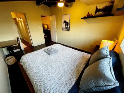 Sunset Haven: Lakeside Charm in Ocean Beach Hotels in Misson Bay / Loma Heights