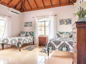Runaway Bay Gem Villa