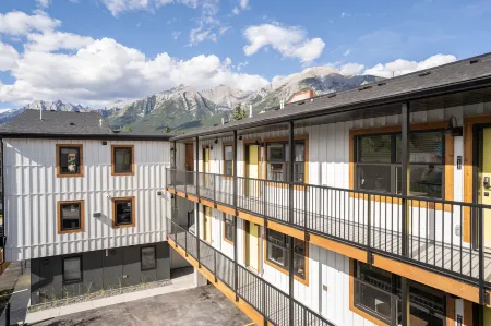 Basecamp Suites Canmore Отели в г. Канмор