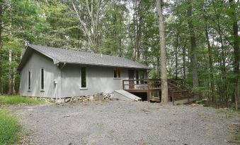 Haven Home - Deck, Grill, Hiking, Pool Access, Games, Community Playground and Tennis Courts