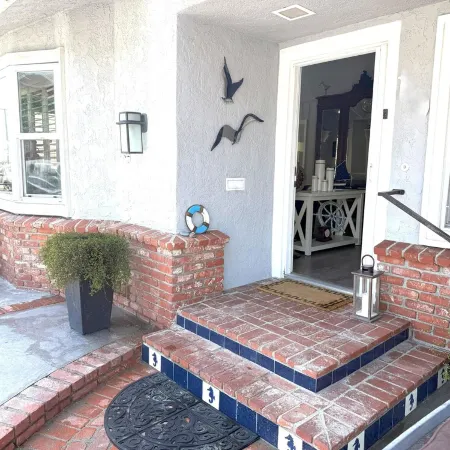 Rare Beach Find-Steps from Sand, 2 Car Gar, 3/2+Loft, Ocean Views, Hot Tub, AC