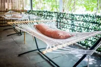 100 Year-Old Historic Brick 2BR Loft & Large Patio & Hammocks & High Ceiling