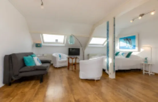 靠近海灘的明亮公寓