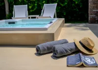 Oikies Small Elegant Houses - Hot Tub