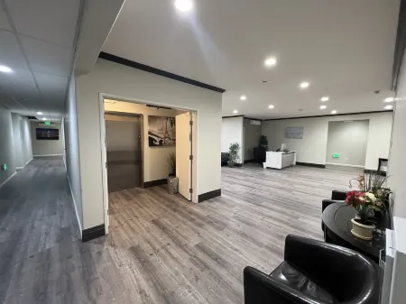 Aspire Inn & Suites Orange Отели рядом с достопримечательностью «Университет Чапман»