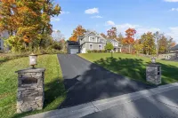 Home theater, pool, spa close to SU, Downtown Hotels in De Witt