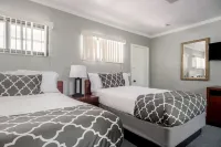 Stay in Browntown for 4: Cozy Room with MiniFridge